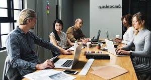 Manager Mengelola Proyek dengan Teknologi Manajemen Terbaru